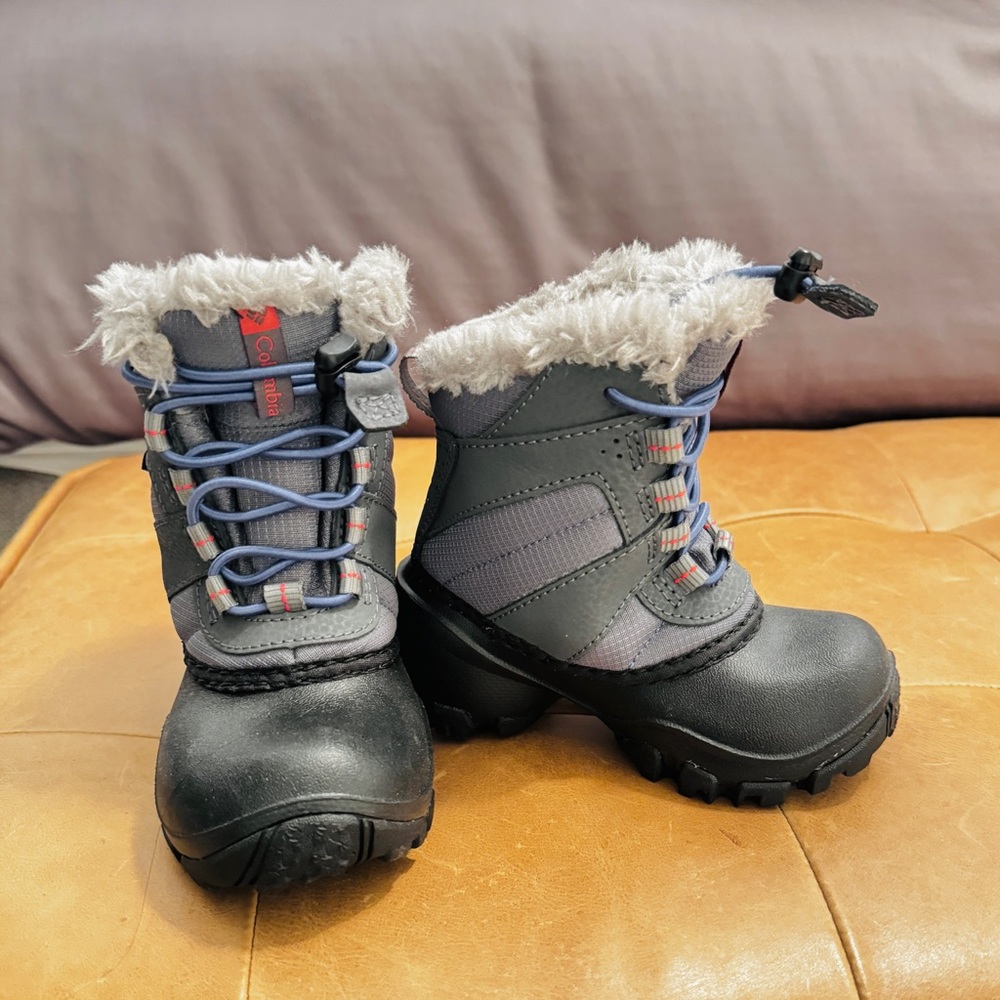Columbia Little Kids’ Rope Tow Waterproof Faux-Fur Trim Boot for snow play